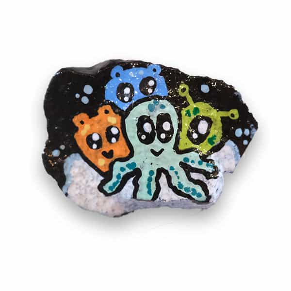 Een kleine happy stone met een inktvis en een paar andere doodles.