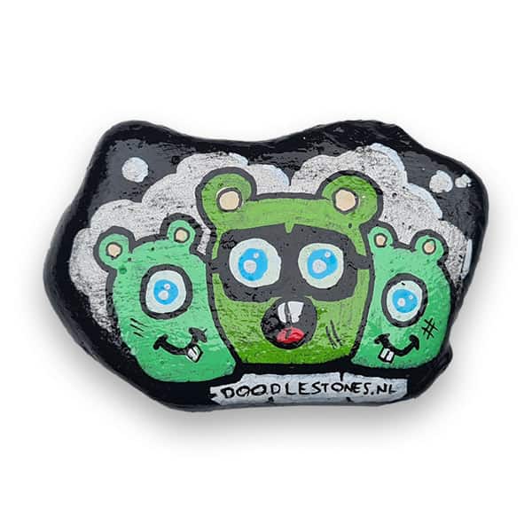 Een happy stone met drie poppetjes en het adres van deze site