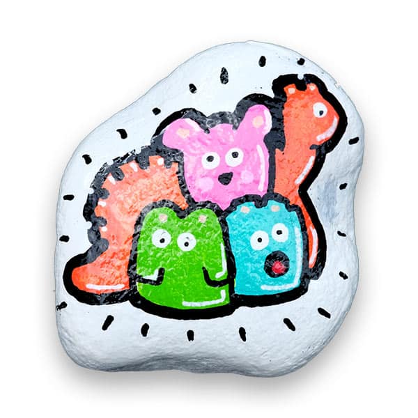 Een steen met vier gekleurde doodles