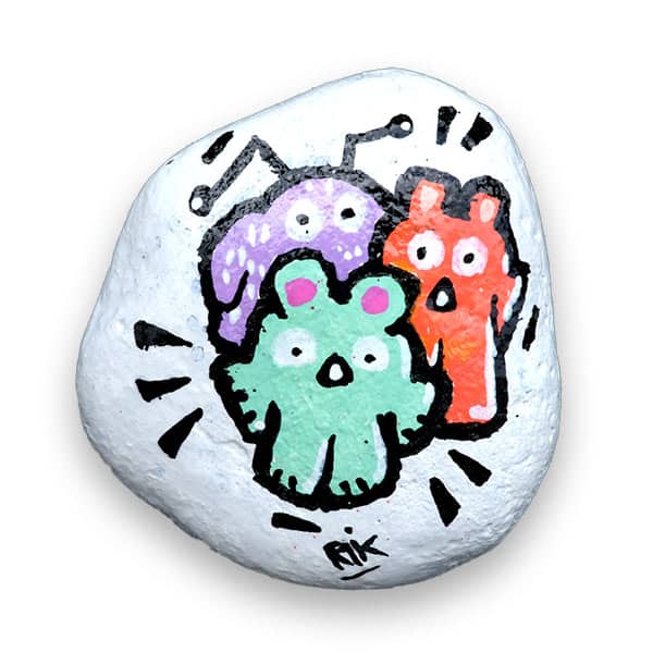 Drie doodles op een klein steentje